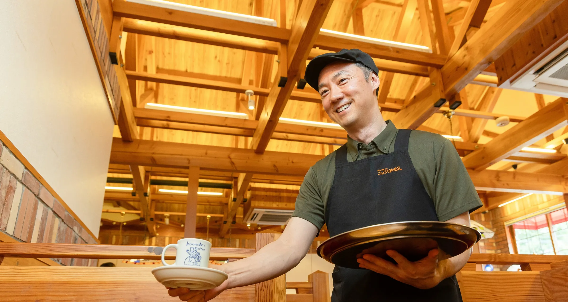 客席で珈琲をお渡しする独立オーナー